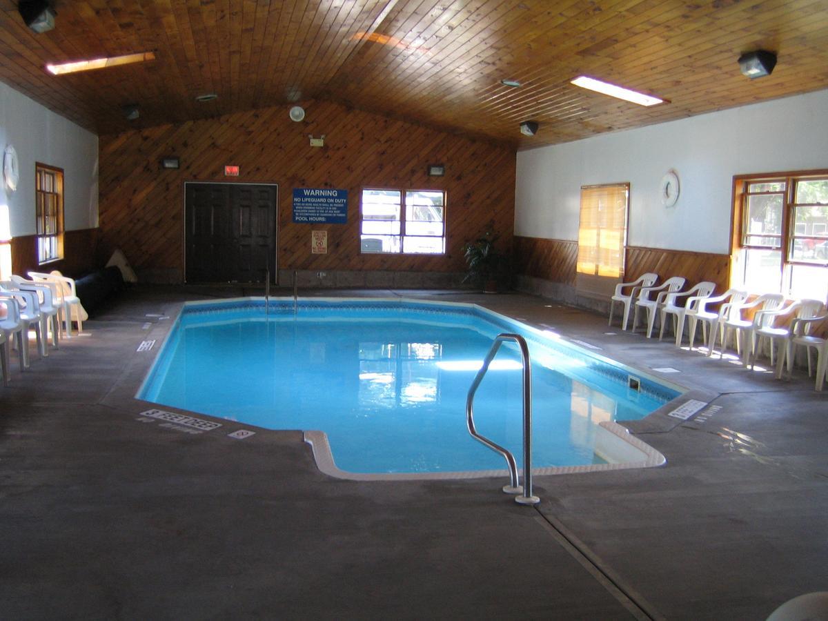 Villager Motel & Glen Manor Estate Уоткинс Глен Екстериор снимка