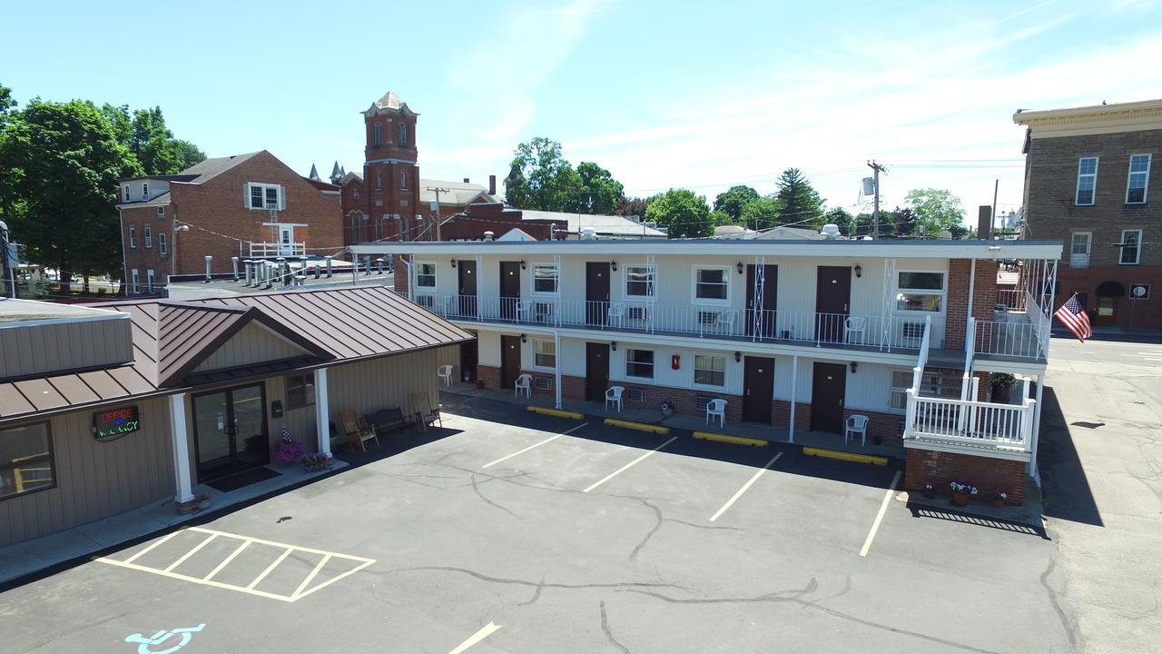 Villager Motel & Glen Manor Estate Уоткинс Глен Екстериор снимка