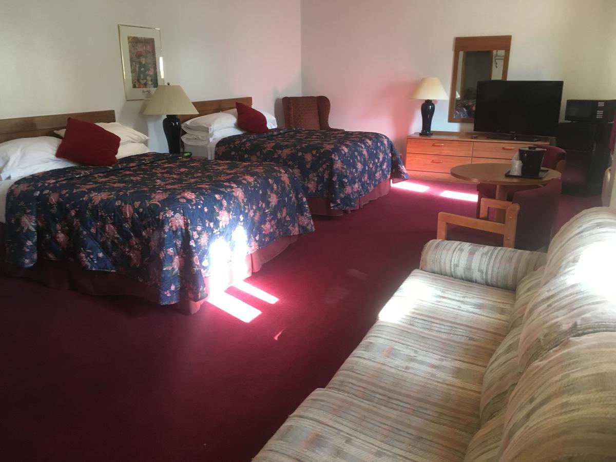 Villager Motel & Glen Manor Estate Уоткинс Глен Екстериор снимка