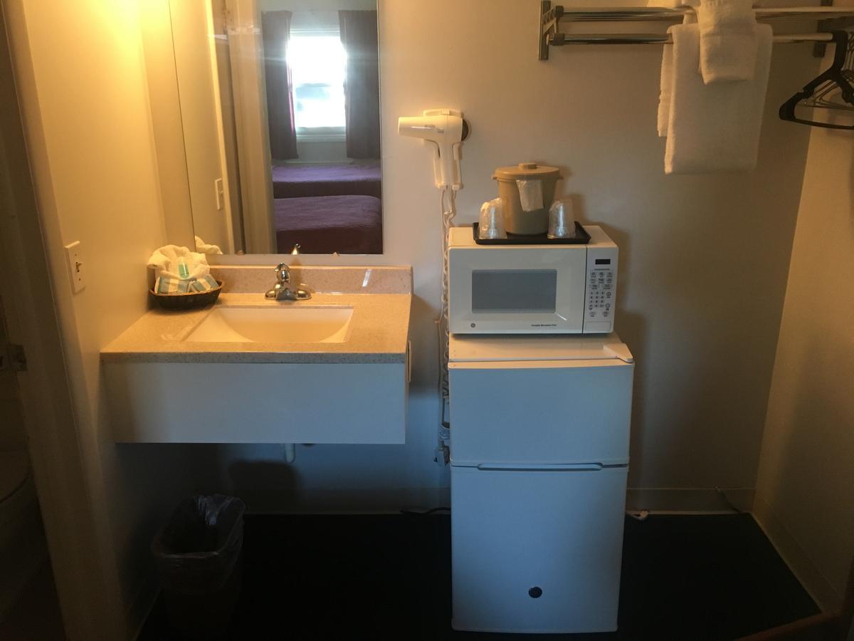Villager Motel & Glen Manor Estate Уоткинс Глен Екстериор снимка