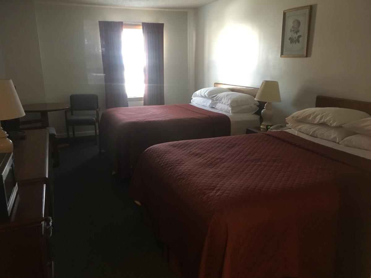 Villager Motel & Glen Manor Estate Уоткинс Глен Екстериор снимка