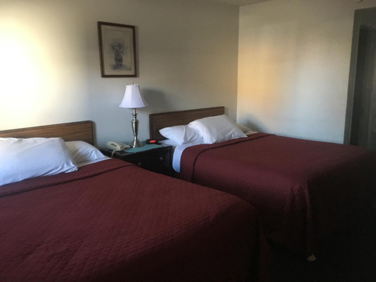 Villager Motel & Glen Manor Estate Уоткинс Глен Екстериор снимка
