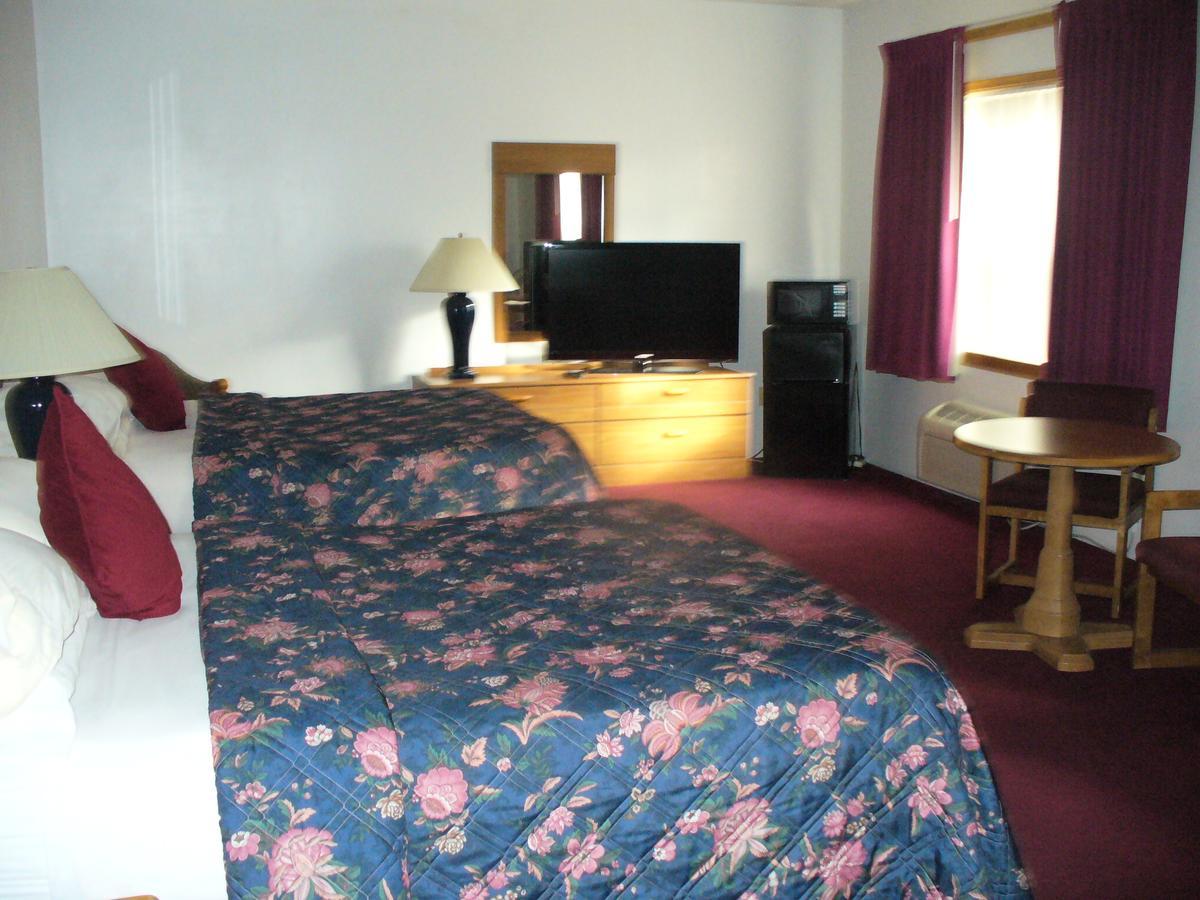 Villager Motel & Glen Manor Estate Уоткинс Глен Екстериор снимка